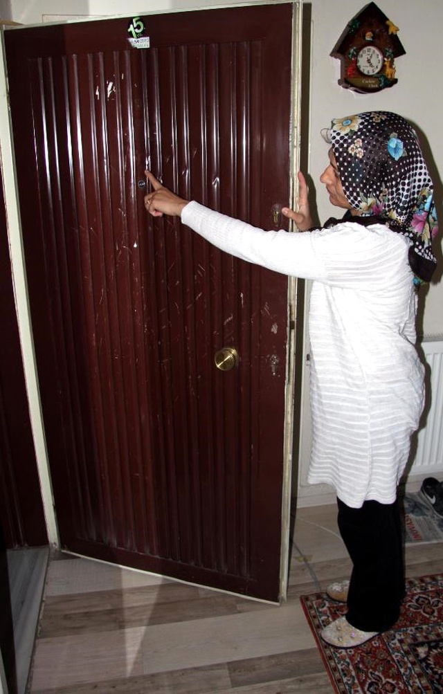 Komşusuna Öfkelenen Romanyalı Kadın, Satır ve Bıçakla Evlerinin Kapısına Dayandı