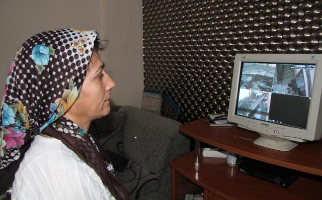 Komşusuna Öfkelenen Romanyalı Kadın, Satır ve Bıçakla Evlerinin Kapısına Dayandı