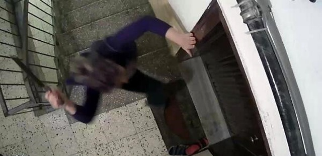 Komşusuna Öfkelenen Romanyalı Kadın, Satır ve Bıçakla Evlerinin Kapısına Dayandı