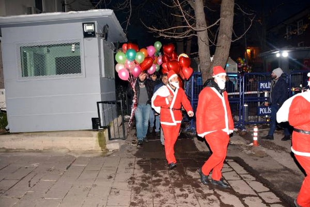 Noel Baba Kılığındaki Polisler, 6 Suçtan Aranan Şüpheliyi Yakaladı
