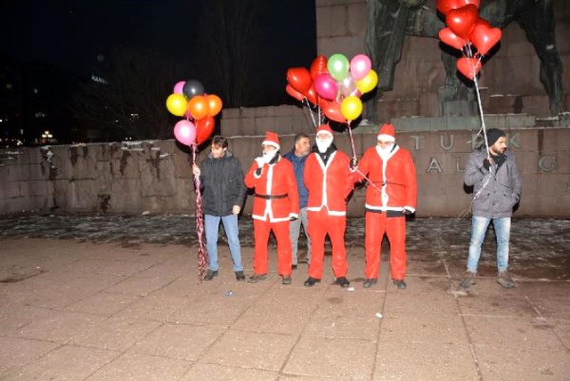 Noel Baba Kılığındaki Polisler, 6 Suçtan Aranan Şüpheliyi Yakaladı
