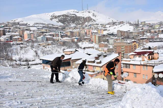 Yazın Ekmeklerini Betondan Çıkaran İşçiler, Kışın Çatıdaki Karları Temizleyerek Para Kazanıyor