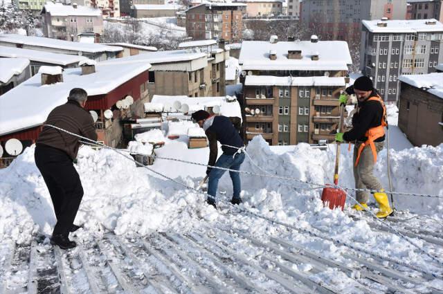 Yazın Ekmeklerini Betondan Çıkaran İşçiler, Kışın Çatıdaki Karları Temizleyerek Para Kazanıyor