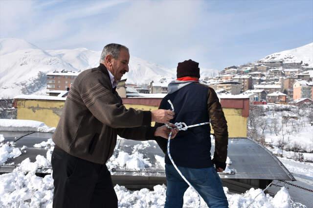 Yazın Ekmeklerini Betondan Çıkaran İşçiler, Kışın Çatıdaki Karları Temizleyerek Para Kazanıyor