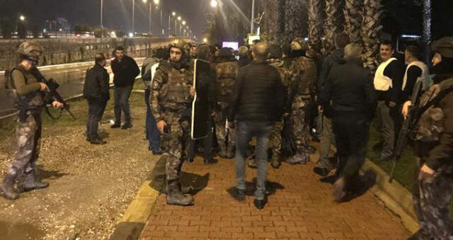Antalya'da Çevreye Rastgele Ateş Eden Kişi Özel Harekat Polislerini Tarafından Yakalandı Antalya'da Çevreye Rastgele Ateş Eden Kişi Özel Harekat Polisleri Tarafından Yakalandı