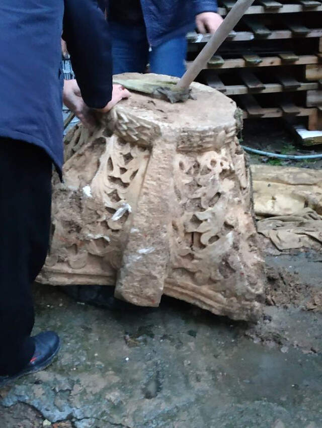 Arnavutköy'de Binaya Tarihi Eser Baskını Tarihi Eserleri Binanın Giriş Katına Saklayan Kaçakçılar, Yakayı Ele Verdi
