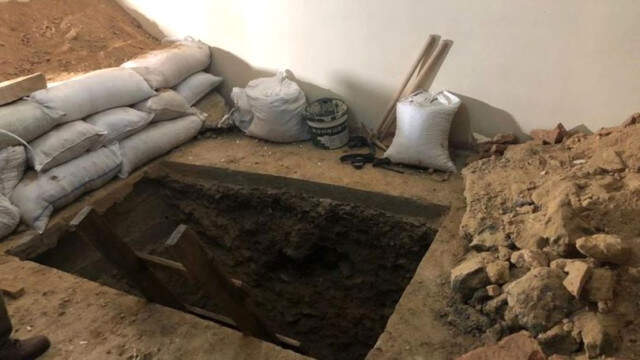 Arnavutköy'de Binaya Tarihi Eser Baskını Tarihi Eserleri Binanın Giriş Katına Saklayan Kaçakçılar, Yakayı Ele Verdi