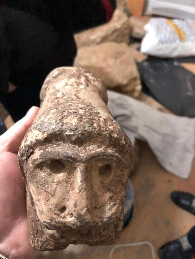 Arnavutköy'de Binaya Tarihi Eser Baskını Tarihi Eserleri Binanın Giriş Katına Saklayan Kaçakçılar, Yakayı Ele Verdi