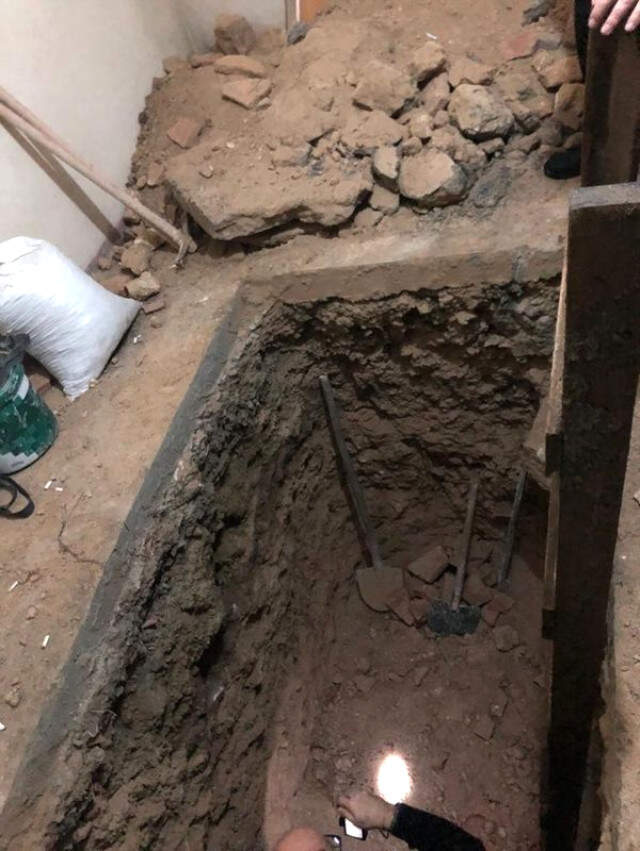 Arnavutköy'de Binaya Tarihi Eser Baskını Tarihi Eserleri Binanın Giriş Katına Saklayan Kaçakçılar, Yakayı Ele Verdi