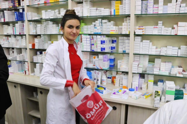 Eczanelerde de Poşetler Parayla Satılmaya Başlandı Marketlerden Sonra Eczanelerde de Poşetler Parayla Satılmaya Başlandı