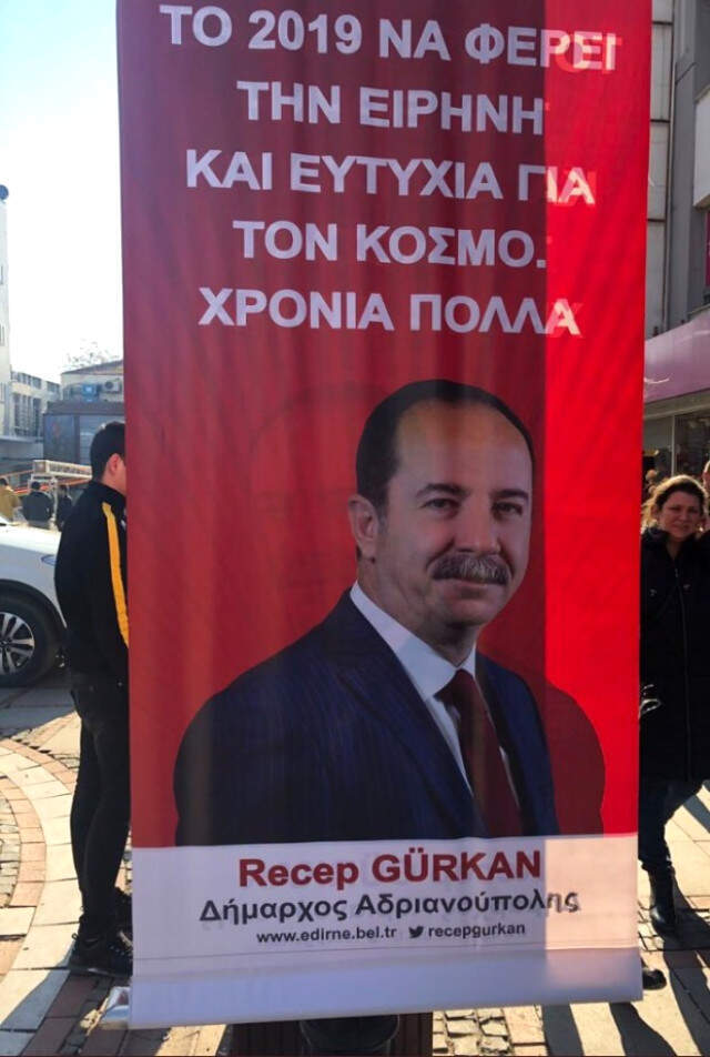 Edirne Belediye Başkanı'nın Yunanca Olarak Hazırlattığı Yeni Yıl Afişleri Büyük Tepki Topladı Edirne Belediye Başkanı'nın Yunanca Olarak Hazırlattığı Yeni Yıl Afişleri Büyük Tepki Topladı