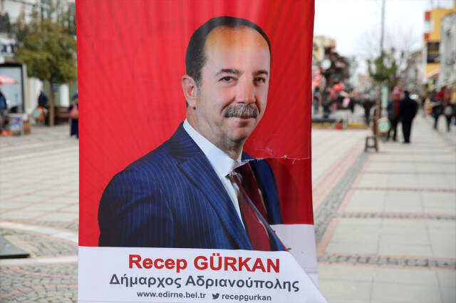 Edirne Belediye Başkanı'nın Yunanca Olarak Hazırlattığı Yeni Yıl Afişleri Büyük Tepki Topladı Edirne Belediye Başkanı'nın Yunanca Olarak Hazırlattığı Yeni Yıl Afişleri Büyük Tepki Topladı