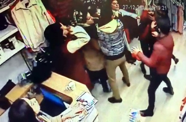 Kadınların Mağazada Uçar Tekmeli Kavgası Kameralara Yansıdı