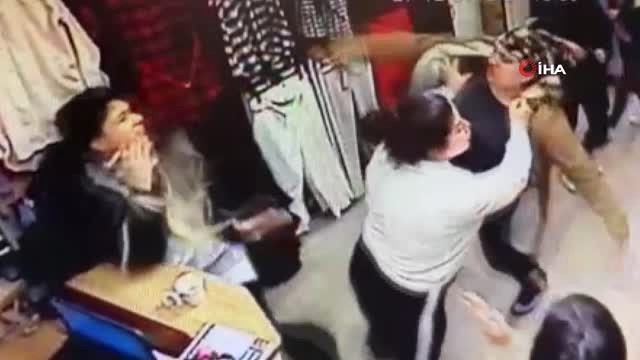 Kadınların Mağazadaki Tekmeli Yumruklu Kavgası Güvenlik Kamerasıyla Saniye Saniye Kaydedildi