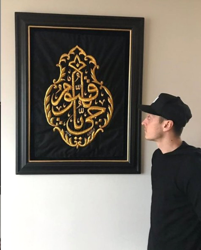 Mesut Özil'den Kabe Örtüsüyle Paylaşım Mesut Özil'den Kabe Örtüsüyle Paylaşım