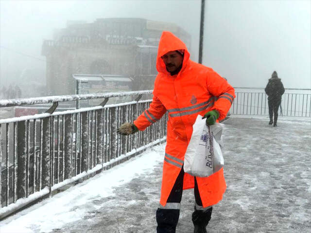 Meteoroloji'den Sonra AKOM da İstanbul'a Şiddetli Kar Uyarısı Yaptı Meteorolojiden Sonra AKOM da İstanbul'a Şiddetli Kar Uyarısı Yaptı