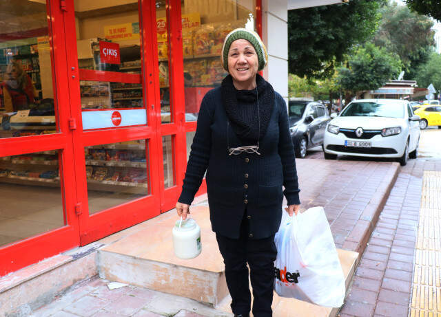 Ücretli Poşete Tepki Gösteren Vatandaşlar, Ürünleri Ellerinde Taşıdı Ücretli Poşete Tepki Gösteren Vatandaşlar, Ürünleri Ellerinde Taşıdı