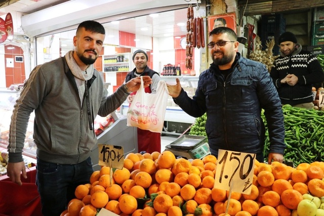 Bir Pazarcı, 10 Poşet Getirene 1 Kilo Portakal Bedava Veriyor