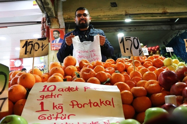 Bir Pazarcı, 10 Poşet Getirene 1 Kilo Portakal Bedava Veriyor