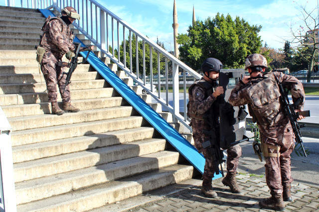 Çılgın Aşığın Silahlı İntihar Girişimi, Özel Harekat Polisini Alarma Geçirdi İntihara Kalkışan Çılgın Aşık, Kırgızistan'dan Sevgilisini İstedi