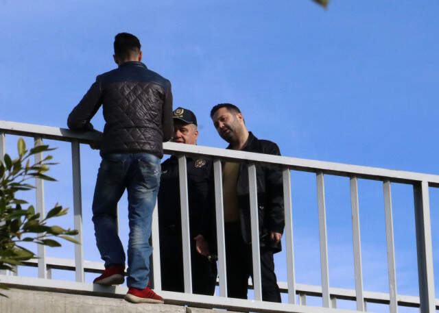 Çılgın Aşığın Silahlı İntihar Girişimi, Özel Harekat Polisini Alarma Geçirdi İntihara Kalkışan Çılgın Aşık, Kırgızistan'dan Sevgilisini İstedi