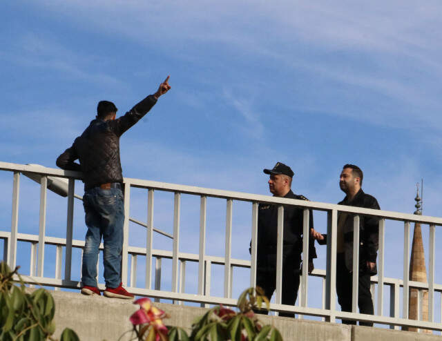 Çılgın Aşığın Silahlı İntihar Girişimi, Özel Harekat Polisini Alarma Geçirdi İntihara Kalkışan Çılgın Aşık, Kırgızistan'dan Sevgilisini İstedi