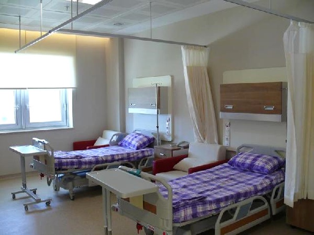 Eşi ve Çocuklarıyla Hastanede Kalan Başhekim Görevden Alındı