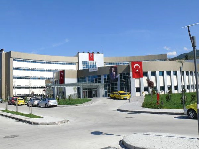 Eşi ve Çocuklarıyla Hastanede Kalan Başhekim Görevden Alındı
