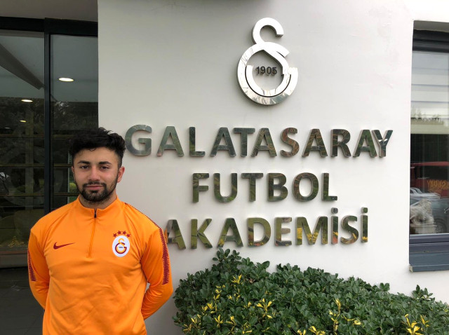 Genç Futbolcu Çekdar Orhan, Galatasaray'a İmzayı Akrabası <a class='keyword-sd' href='/ersin-korkut/' title='Ersin Korkut'>Ersin Korkut</a>'la Attı