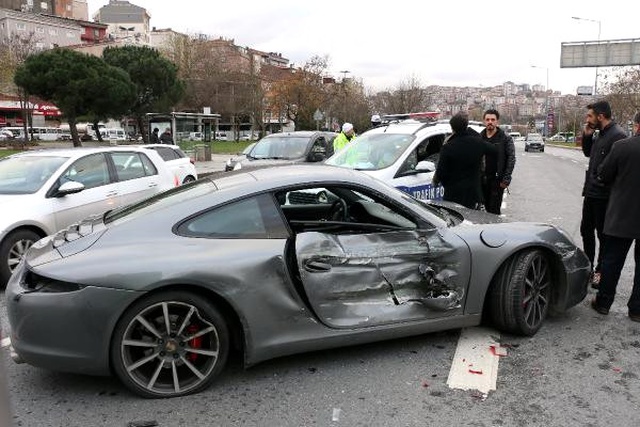 Ünlü Rallici, Lüks Aracıyla Zincirleme Kazaya Karıştı