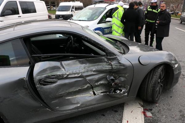 Ünlü Rallici, Lüks Aracıyla Zincirleme Kazaya Karıştı