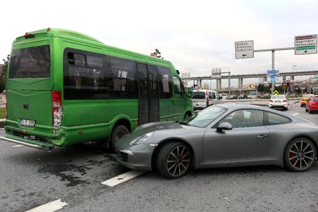 Ünlü Rallici, Lüks Aracıyla Zincirleme Kazaya Karıştı