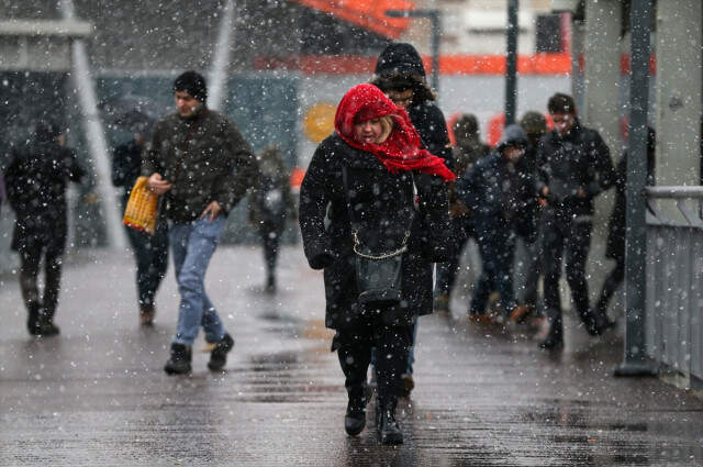 Kara Kış Marmara'yı Esir Aldı! İstanbul'da Ekipler Alarma Geçti, 4 İlde Okullar Tatil Edildi Kara Kış Marmara'yı Esir Aldı! İstanbul'da Ekipler Alarma Geçti, 4 İlde Okullar Tatil Edildi