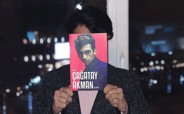 Kitap Çıkaran Şarkıcı Çağatay Akman, Sosyal Medyada Alay Konusu Oldu