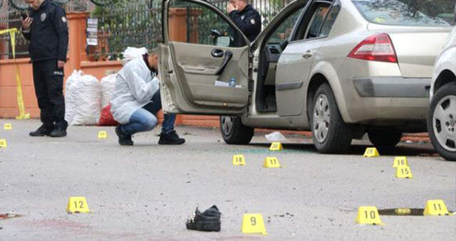 Mersin'de Cami Önünde Silahlı Kavga: 2'si Ağır 5 Yaralı Mersin'de Cami Önünde Silahlı Kavga: 2'si Ağır 5 Yaralı