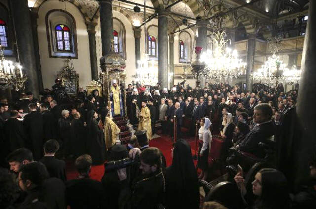Fener Rum Patriği, Ukrayna Ortodoks Kilisesi'ne Bağımsızlık Kazandıracak Kararnameyi Poroşenko'ya Verdi Fener Rum Patriği, Ukrayna Ortodoks Kilisesi'ne Bağımsızlık Kazandıracak Kararnameyi Poroşenko'ya Verdi