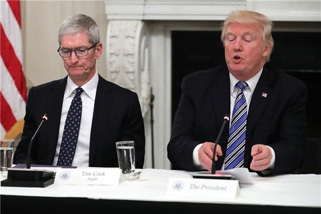 Trump'tan <a class='keyword-sd' href='/tim-cook/' title='Tim Cook'>Tim Cook</a>'a: Apple Üretimini Amerika'da Yapsın