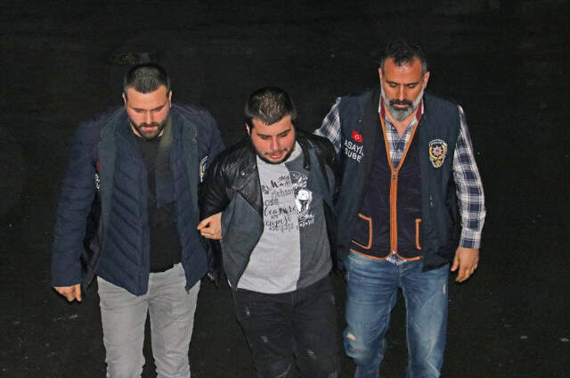 Ukrayna'da 2 Türk Kızını Katledip Havaalanında El Sallayan Katil Zanlısının İlk Sözleri: Ben Öldürmedim Ukrayna'da 2 Türk Kızını Katledip Havaalanında El Sallayan Katil Zanlısının İlk Sözleri: Ben Öldürmedim