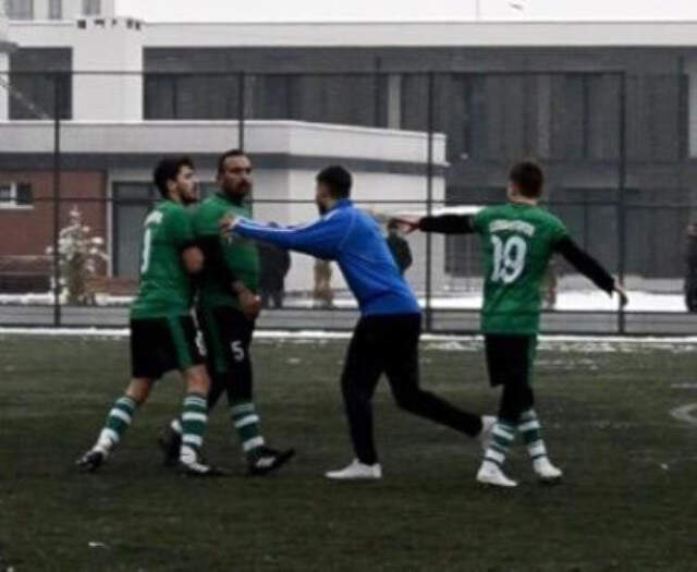 Amatör Küme Maçında Hakeme Tokat Atan Oyuncu 11 Maç Ceza Aldı Amatör Küme Maçında Hakeme <a class='keyword-sd' href='/tokat/' title='Tokat'>Tokat</a> Atan Oyuncu 11 Maç Ceza Aldı