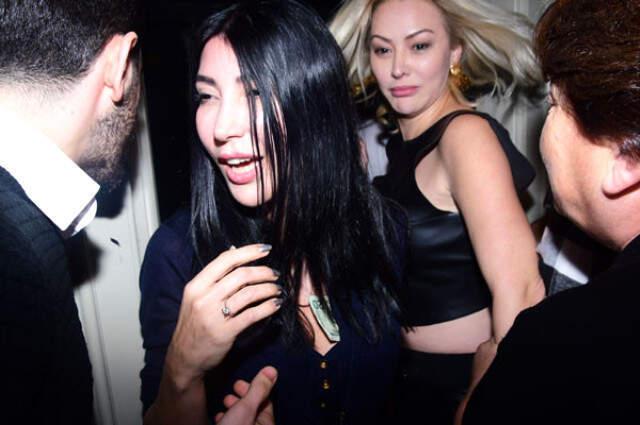 Hande Yener, Göğsünde Dolarla Gezdi!