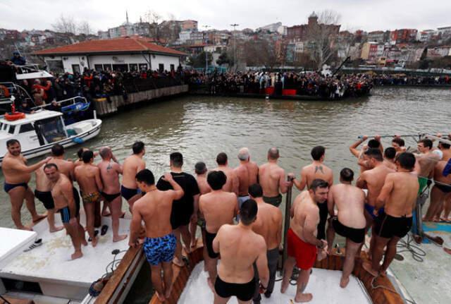 İstanbul'da Onlarca Kişi Haç Çıkarmak İçin Buz Gibi Suya Atladı