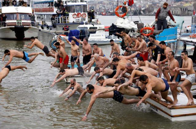 İstanbul'da Onlarca Kişi Haç Çıkarmak İçin Buz Gibi Suya Atladı