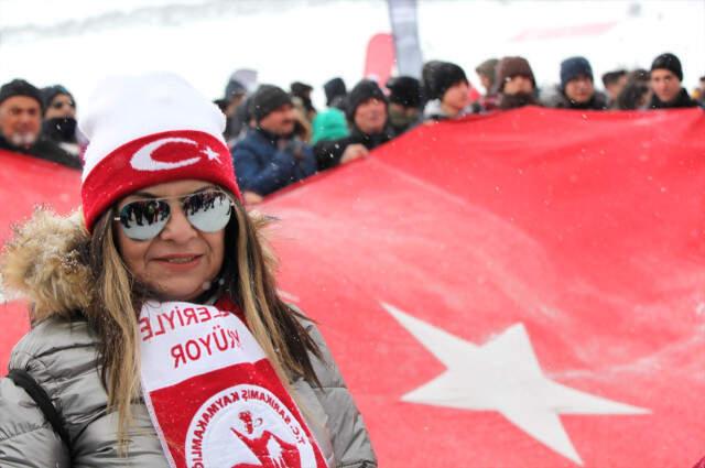 Kar ve Soğuğa Aldırış Etmeyen Binlerce Kişi, Sarıkamış Şehitlerini Anmak İçin Toplandı