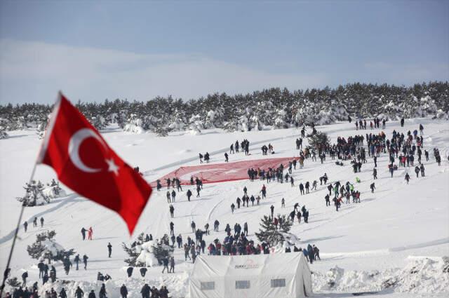 Kar ve Soğuğa Aldırış Etmeyen Binlerce Kişi, Sarıkamış Şehitlerini Anmak İçin Toplandı