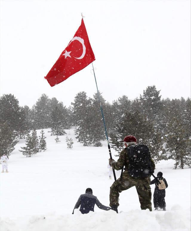 Kar ve Soğuğa Aldırış Etmeyen Binlerce Kişi, Sarıkamış Şehitlerini Anmak İçin Toplandı