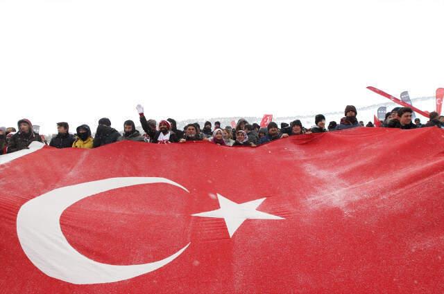 Kar ve Soğuğa Aldırış Etmeyen Binlerce Kişi, Sarıkamış Şehitlerini Anmak İçin Toplandı