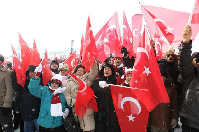 Kar ve Soğuğa Aldırış Etmeyen Binlerce Kişi, Sarıkamış Şehitlerini Anmak İçin Toplandı