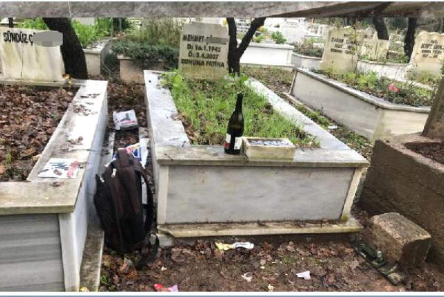Pendik'teki Mezarlıkta Ukrayna Zanlısından Geriye Kalan İzler Ukrayna'da 2 Türk Kızını Katleden Caninin, Mezarlıkta Bıraktığı Not Ortaya Çıktı