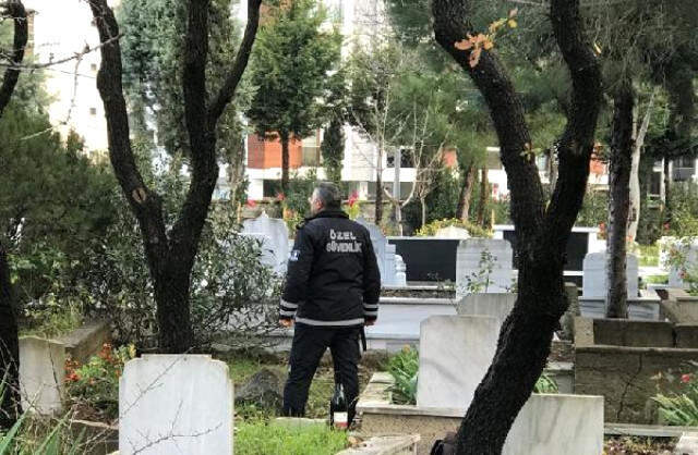Pendik'teki Mezarlıkta Ukrayna Zanlısından Geriye Kalan İzler Ukrayna'da 2 Türk Kızını Katleden Caninin, Mezarlıkta Bıraktığı Not Ortaya Çıktı