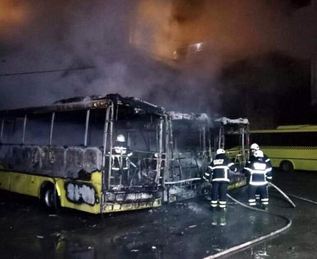 Tekirdağ'da, Park Halindeki 3 Özel Halk Otobüsü Yandı Tekirdağ'da, 3 Halk Otobüsü Cayır Cayır Yandı